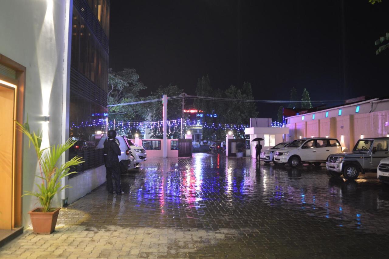 Hotel Apsara Shoranur Bagian luar foto