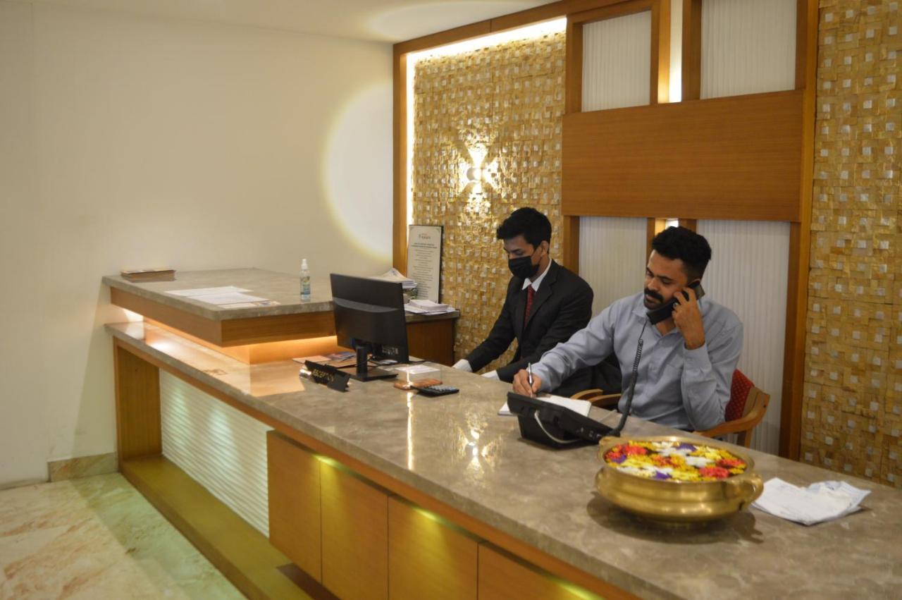 Hotel Apsara Shoranur Bagian luar foto