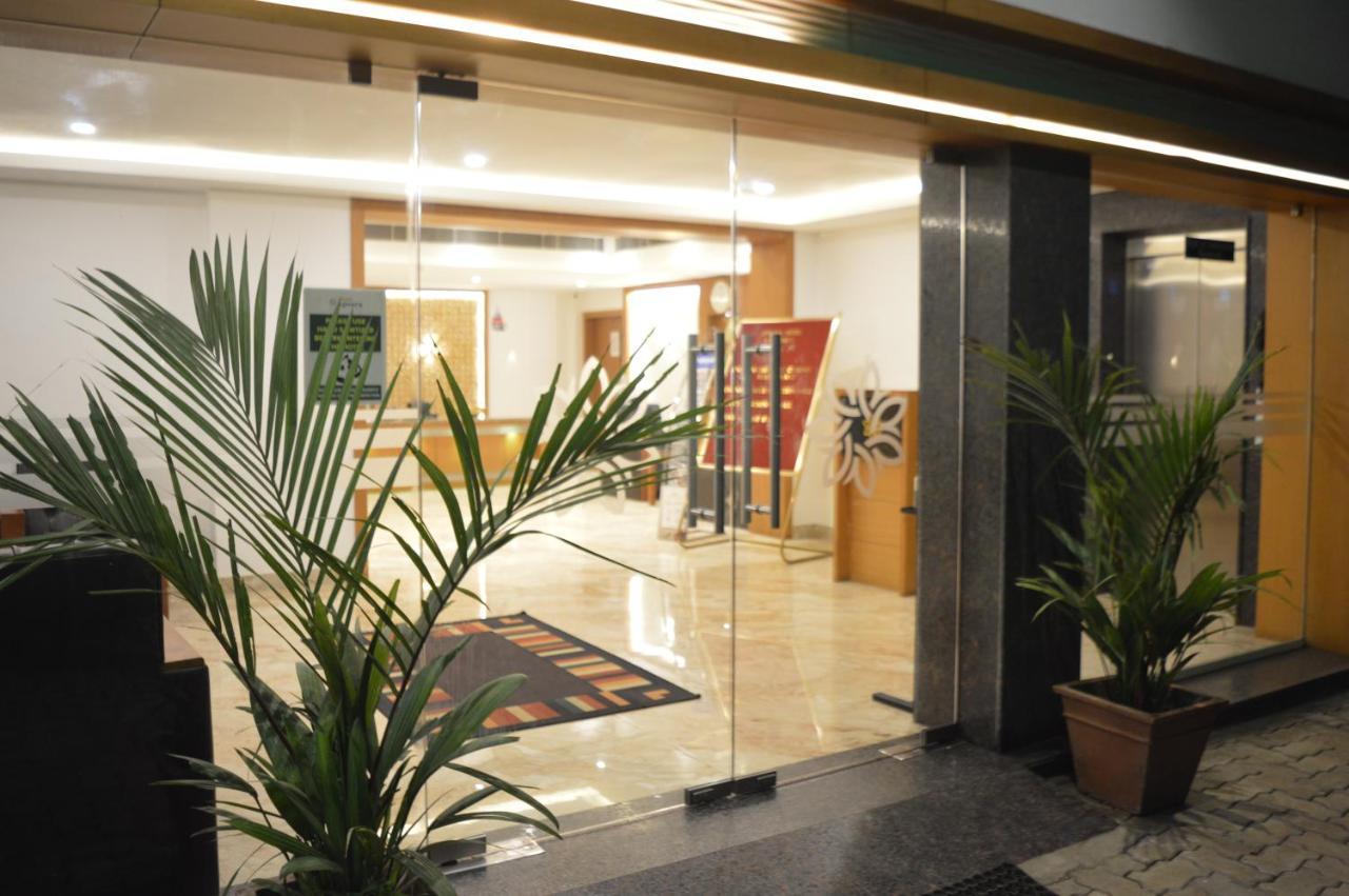 Hotel Apsara Shoranur Bagian luar foto