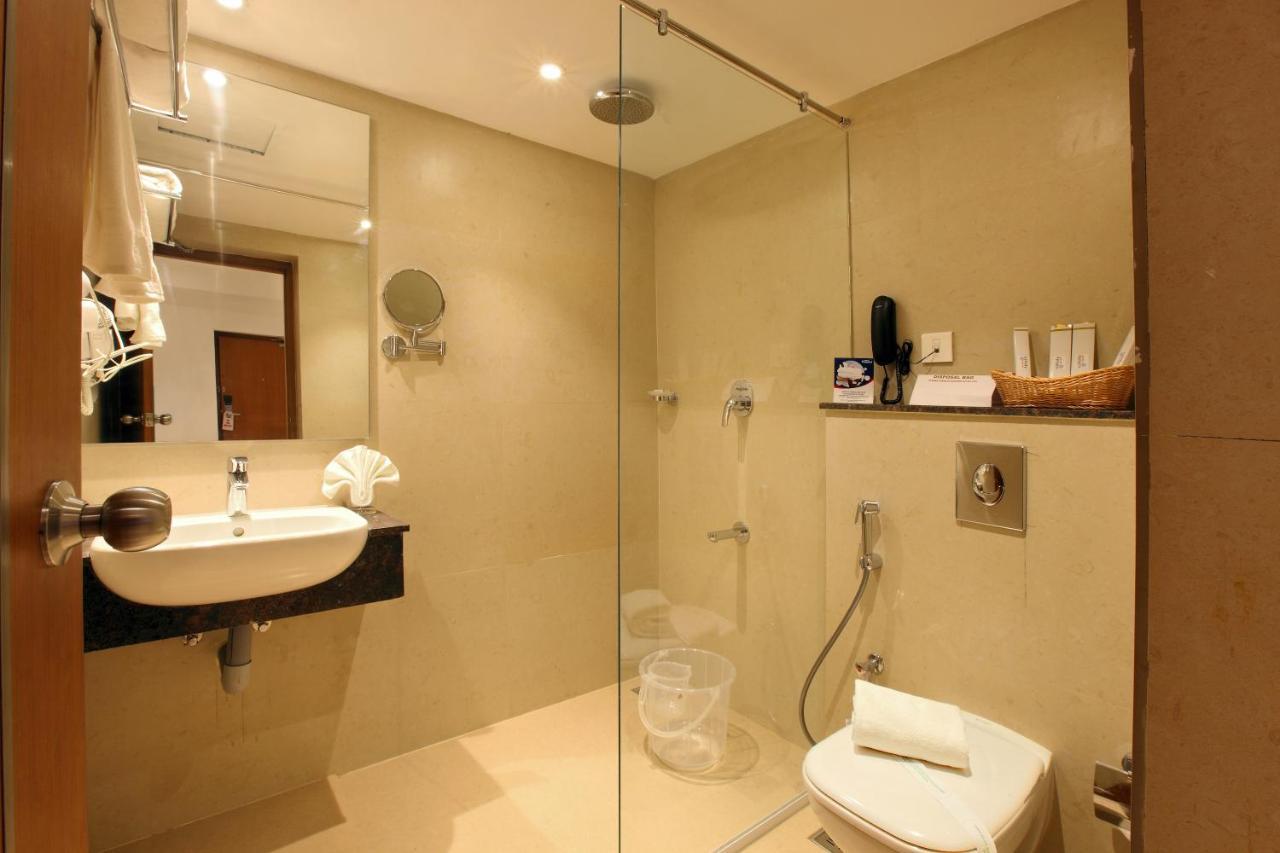 Hotel Apsara Shoranur Bagian luar foto