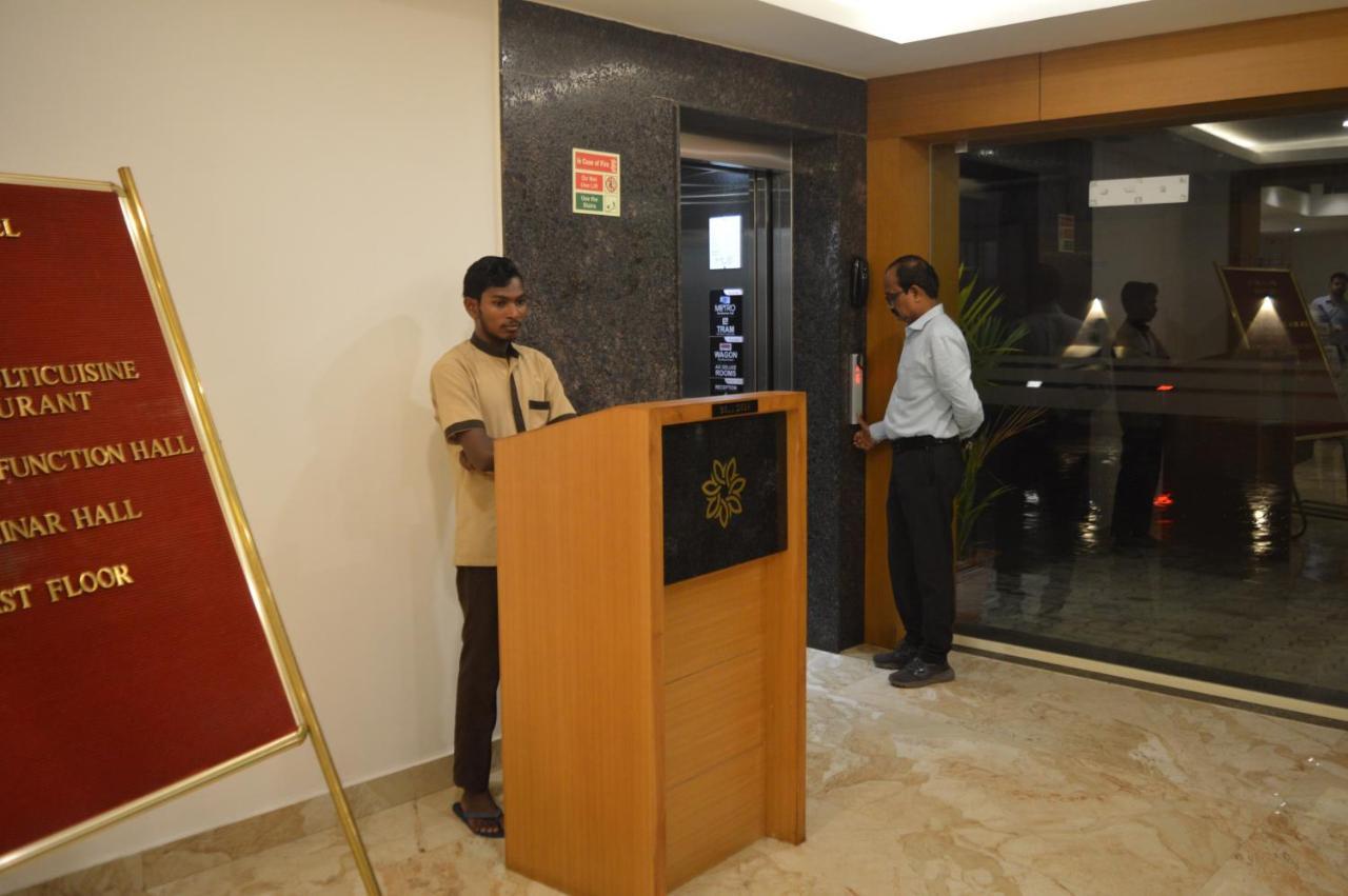 Hotel Apsara Shoranur Bagian luar foto