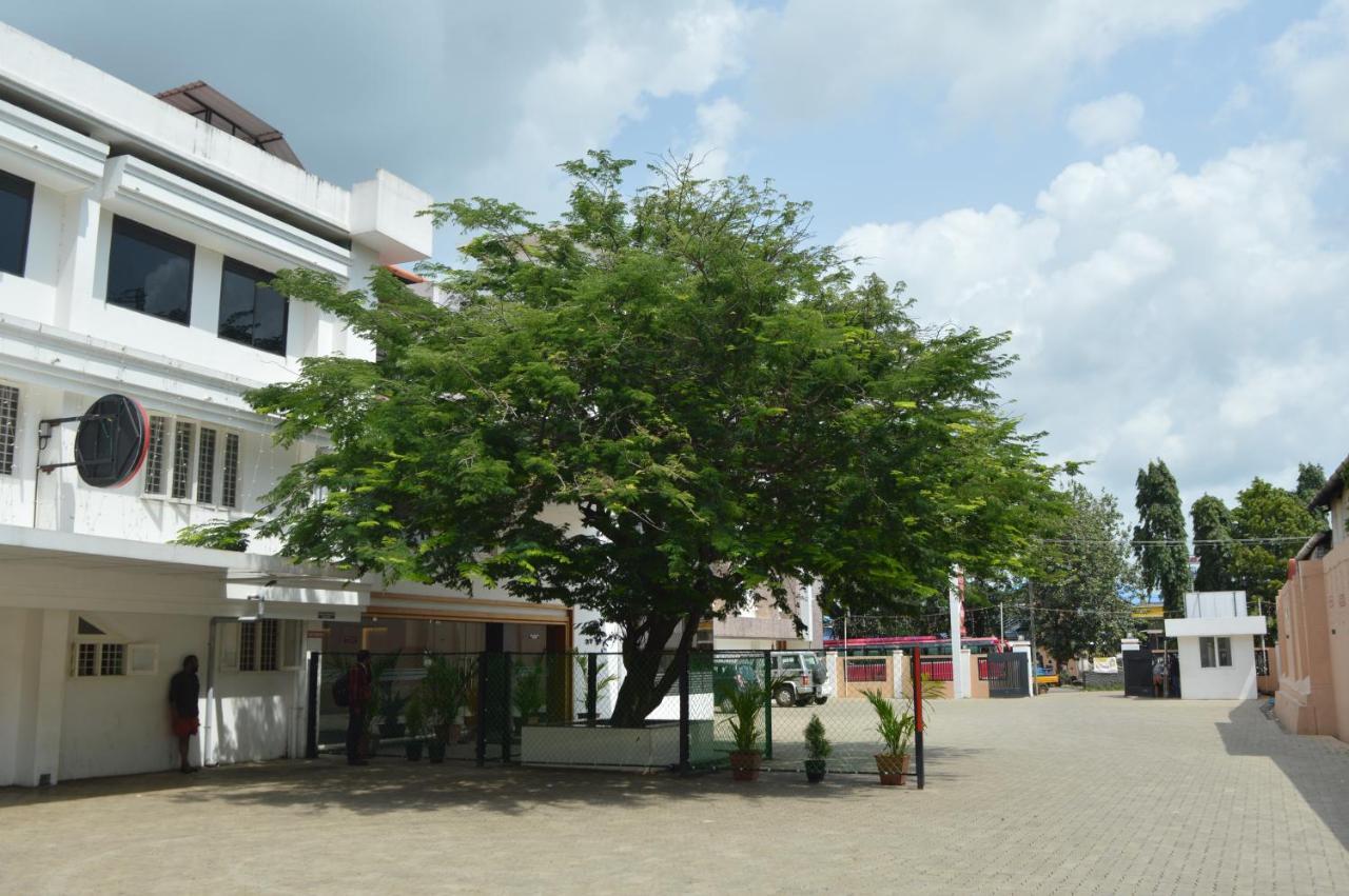 Hotel Apsara Shoranur Bagian luar foto