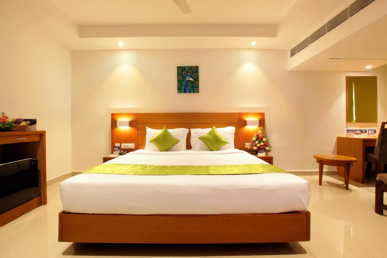 Hotel Apsara Shoranur Bagian luar foto