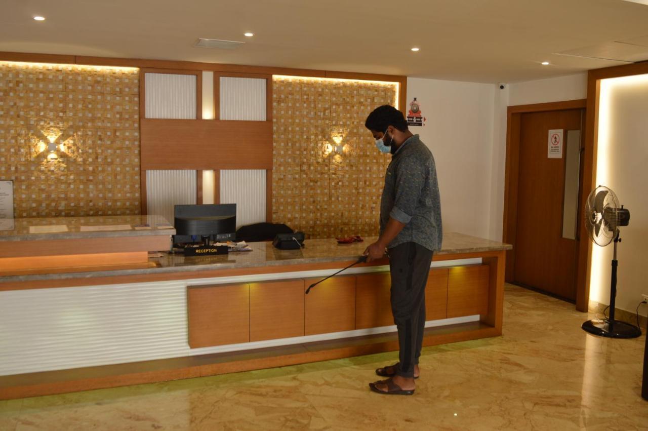 Hotel Apsara Shoranur Bagian luar foto