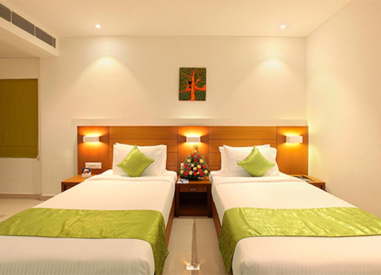 Hotel Apsara Shoranur Bagian luar foto