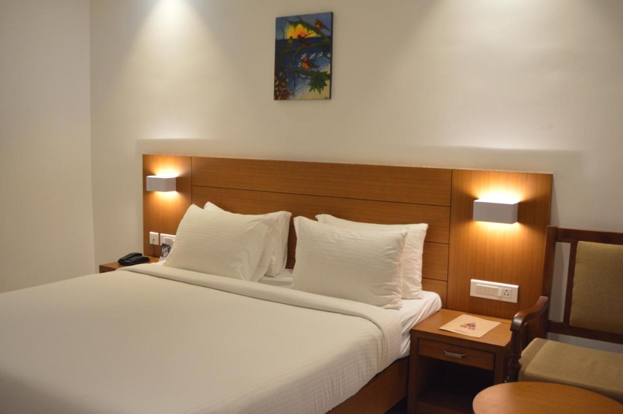 Hotel Apsara Shoranur Bagian luar foto