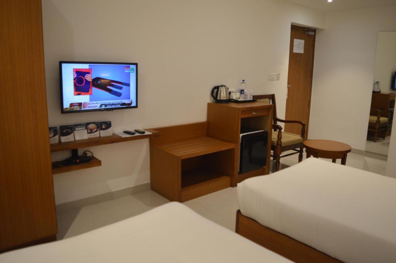 Hotel Apsara Shoranur Bagian luar foto