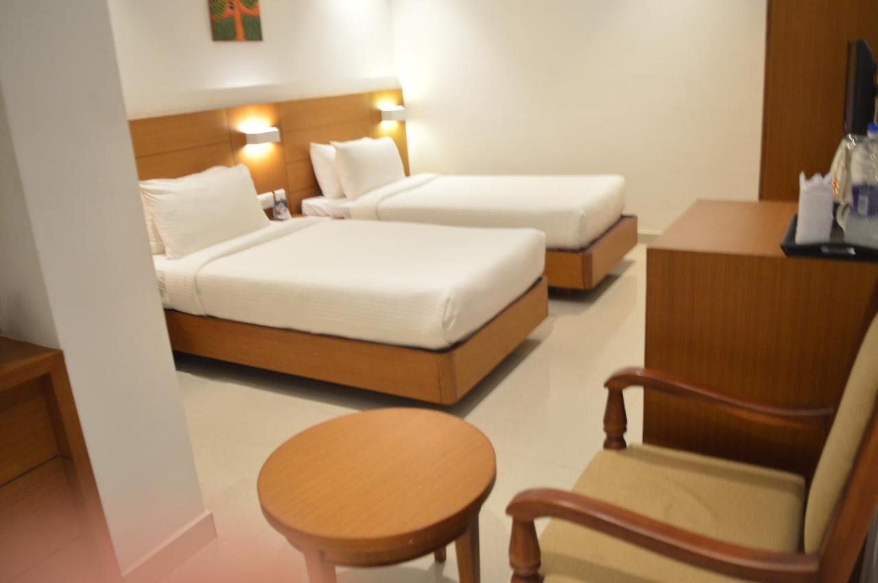 Hotel Apsara Shoranur Bagian luar foto