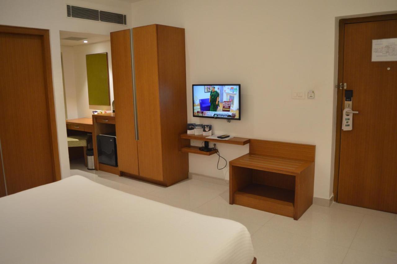 Hotel Apsara Shoranur Bagian luar foto