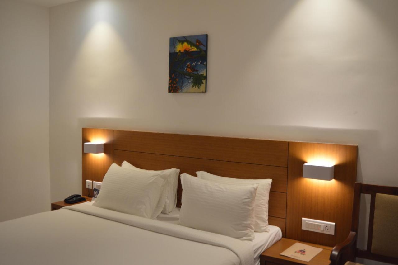 Hotel Apsara Shoranur Bagian luar foto