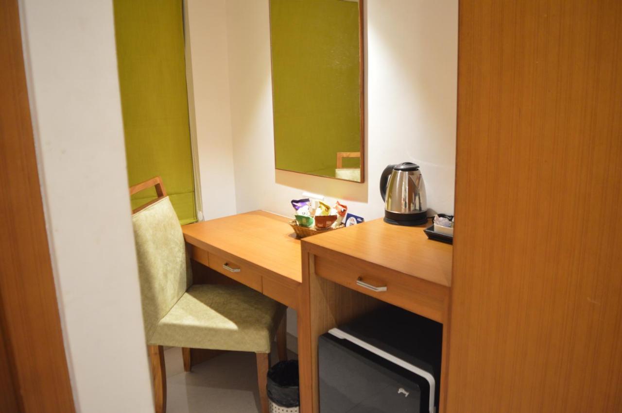 Hotel Apsara Shoranur Bagian luar foto
