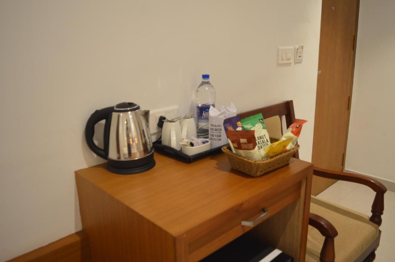 Hotel Apsara Shoranur Bagian luar foto