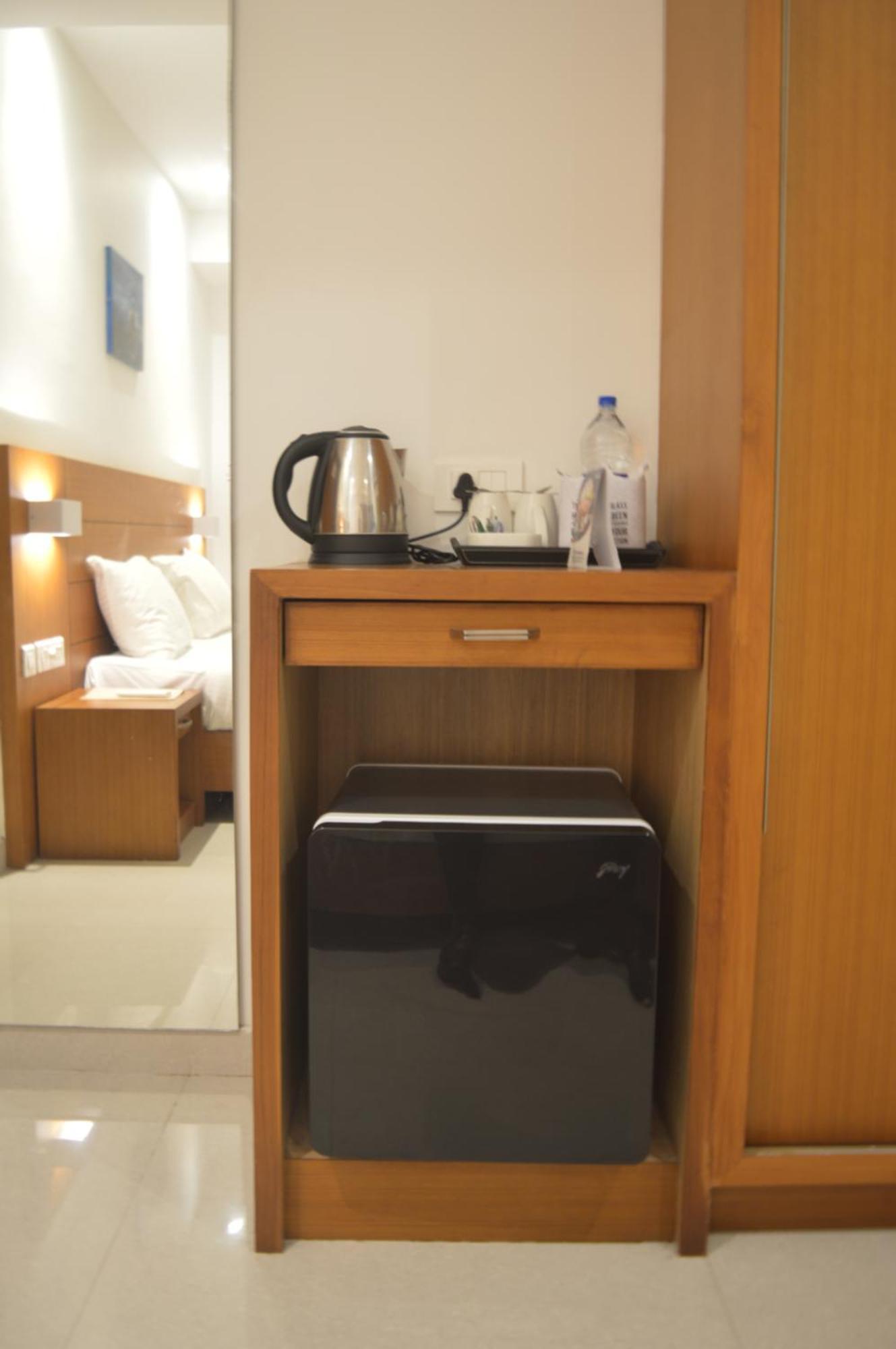 Hotel Apsara Shoranur Bagian luar foto
