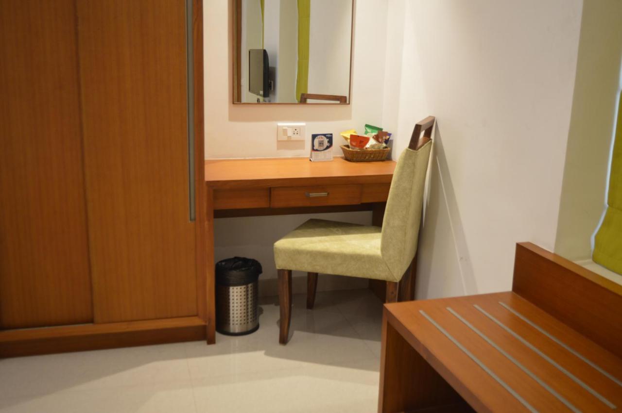 Hotel Apsara Shoranur Bagian luar foto