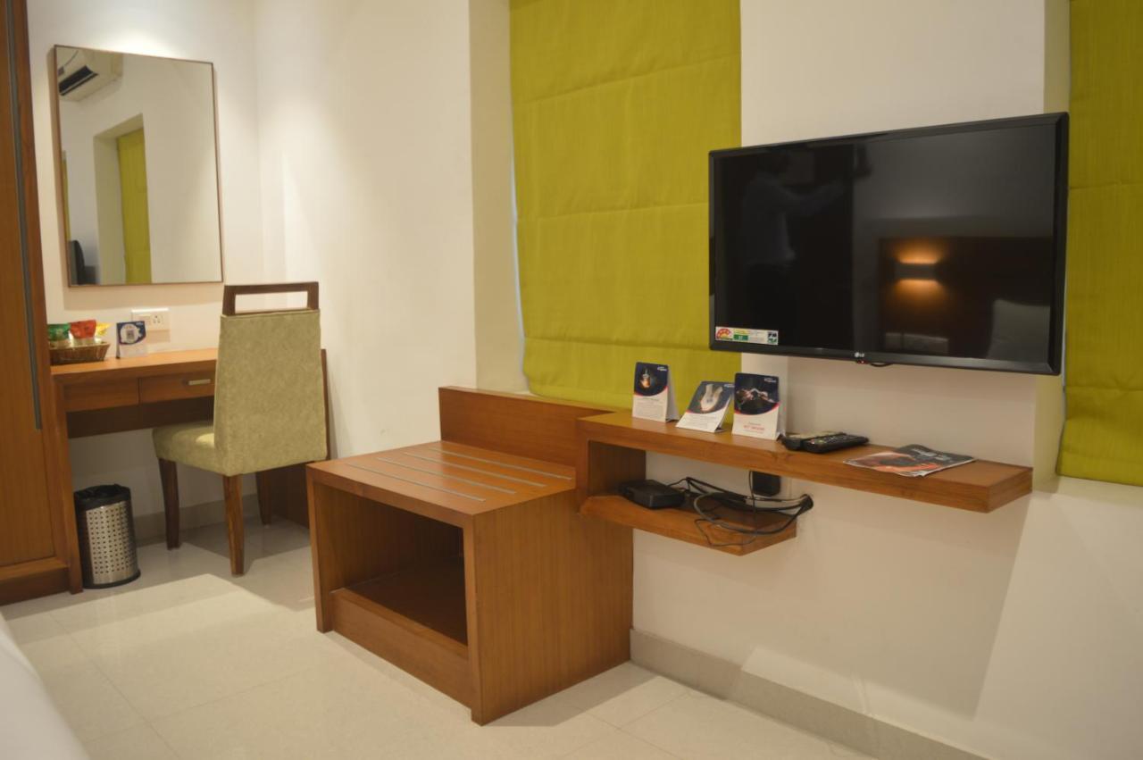 Hotel Apsara Shoranur Bagian luar foto