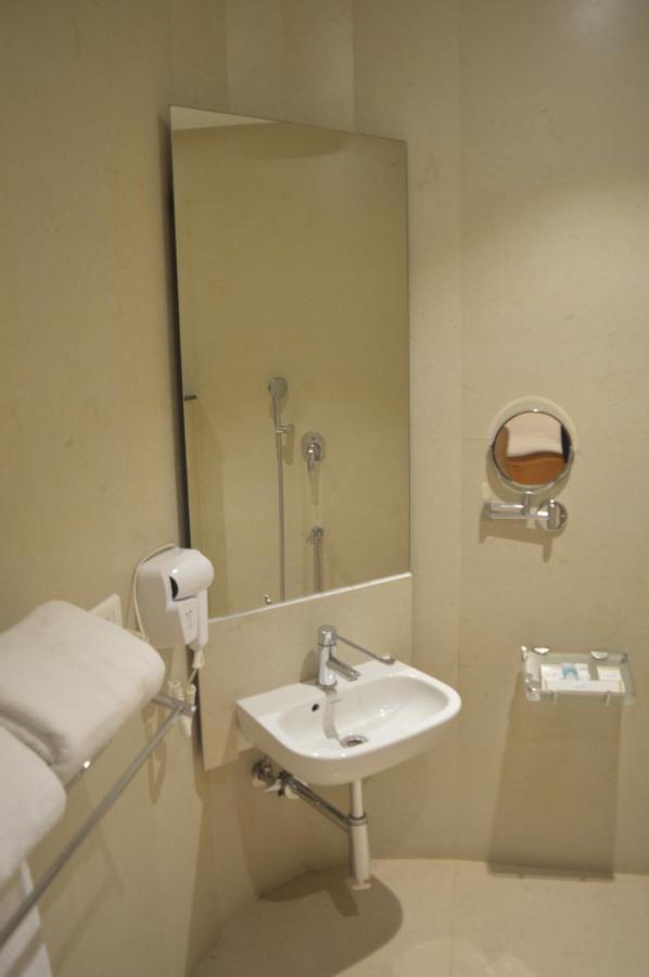 Hotel Apsara Shoranur Bagian luar foto