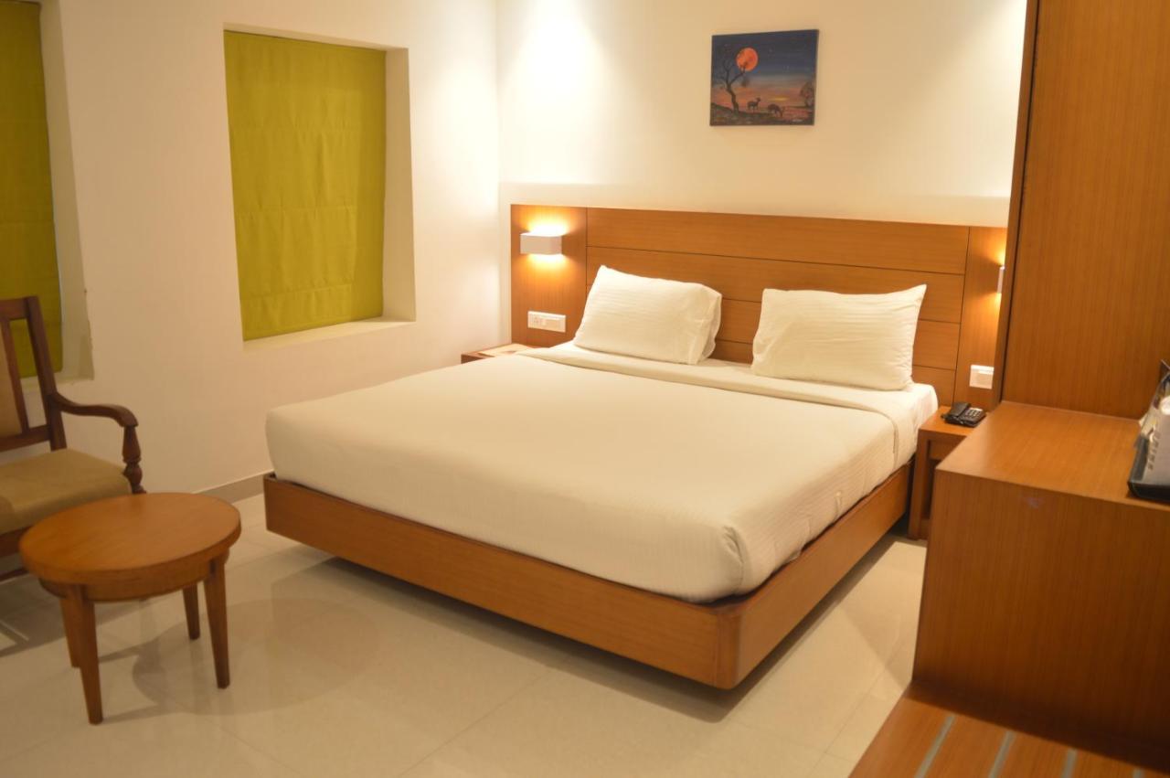 Hotel Apsara Shoranur Bagian luar foto