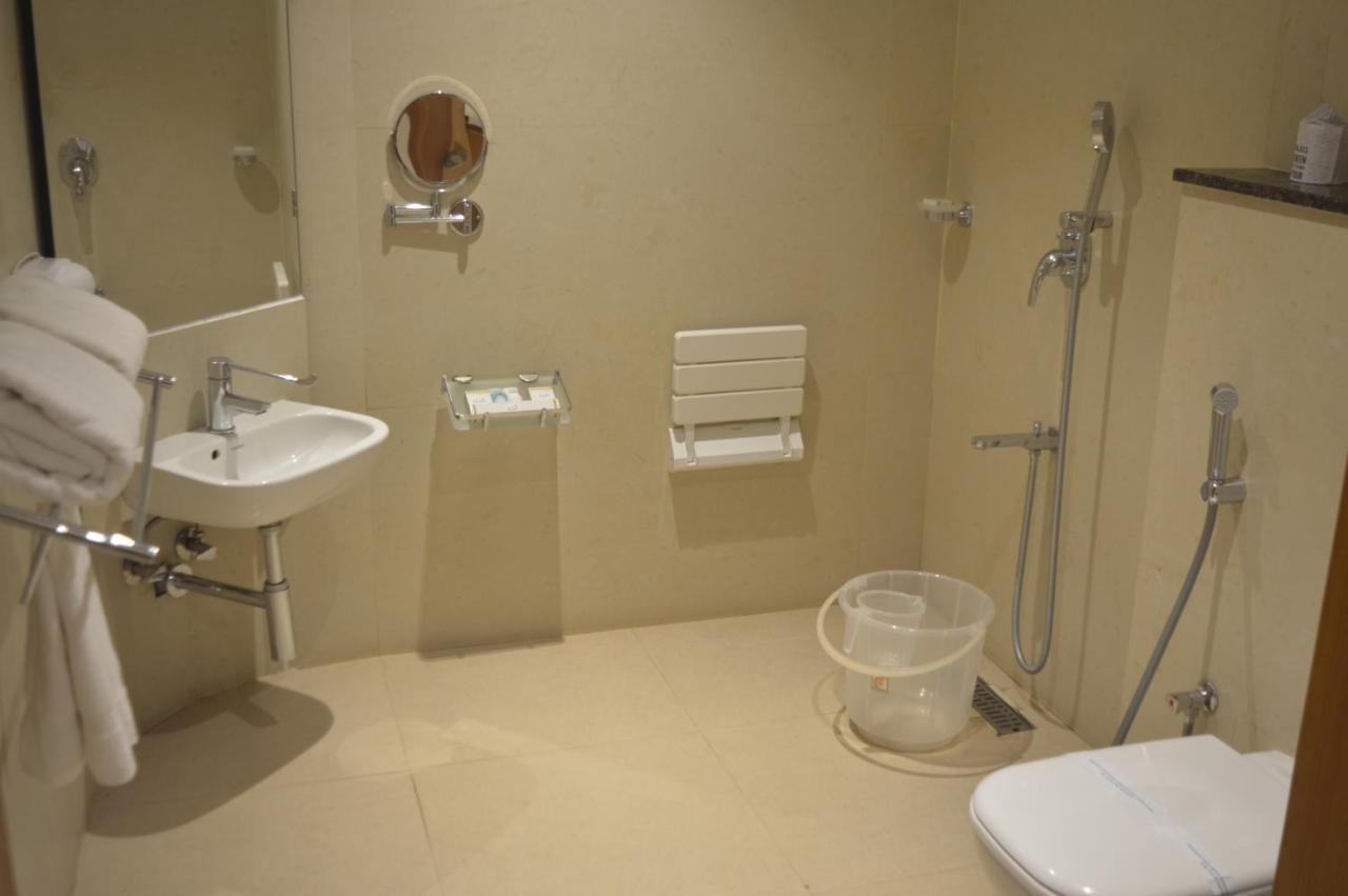 Hotel Apsara Shoranur Bagian luar foto