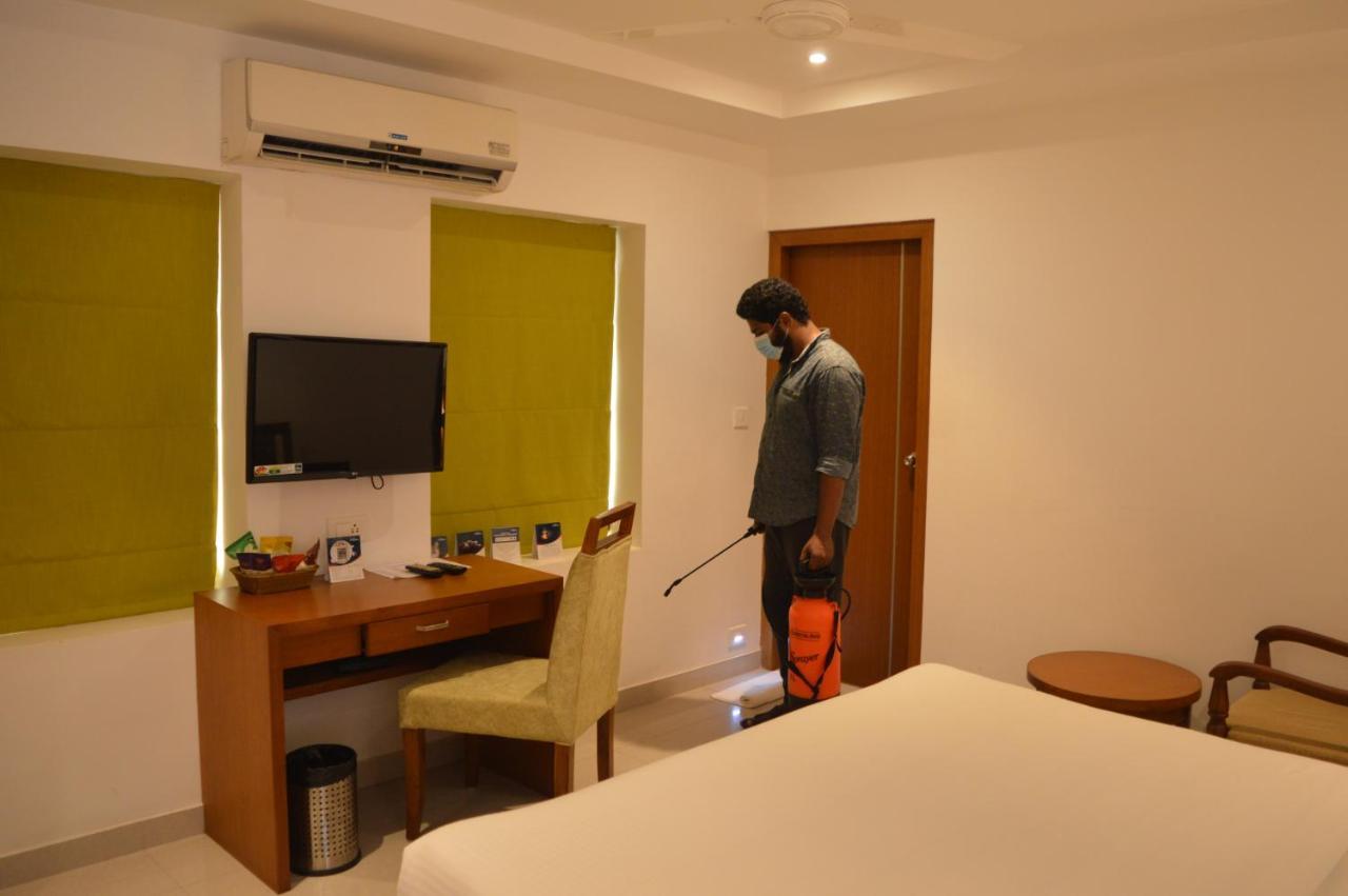 Hotel Apsara Shoranur Bagian luar foto